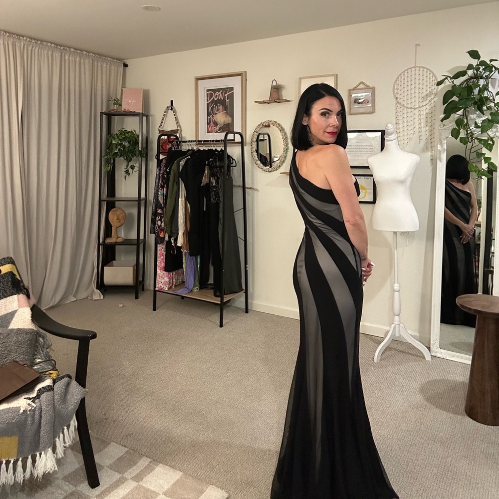 Vintage JS collections Elegant Black One-Shoulder Gown